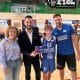 El ayuntamiento de Icod de Los Vinos recibe un reconocimiento del CB Santa Cruz durante la EYBL