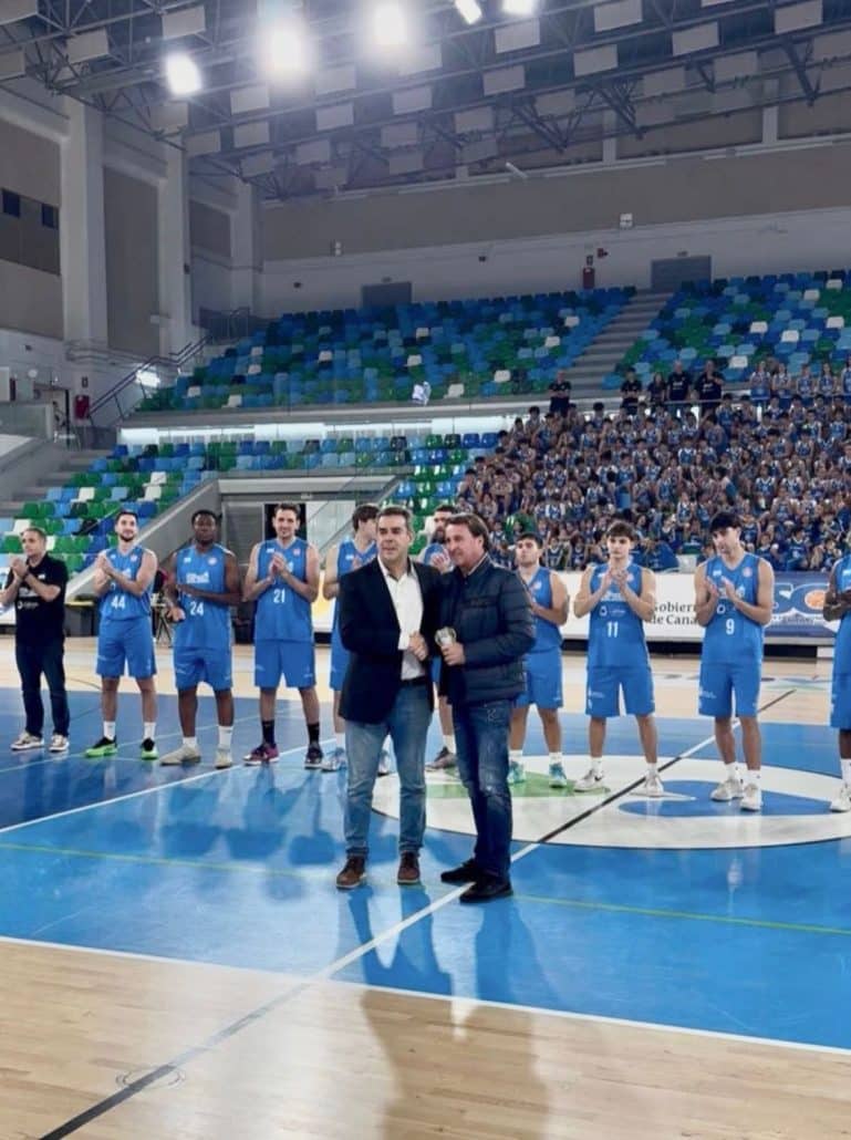 Más de 2.000 personas arropan la presentación del CB Santa Cruz en un acto multitudinario